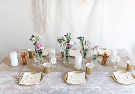 Gold, Weiß und dann bunte Blumen - das sieht fabelhaft aus! (c) Carina Plößl Fotografie 