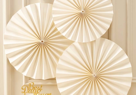 Cremefarbene Papierfächer ergeben eine tolle und edle Ergänzung zum goldenen Dekor am 50. Hochzeitstag