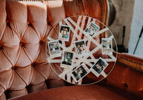 Mach der Bald-Braut mit einem DIY-Picture-Hoop ein schönes und persönliches Geschenk  (c) Christine Ladehoff Fotografie
