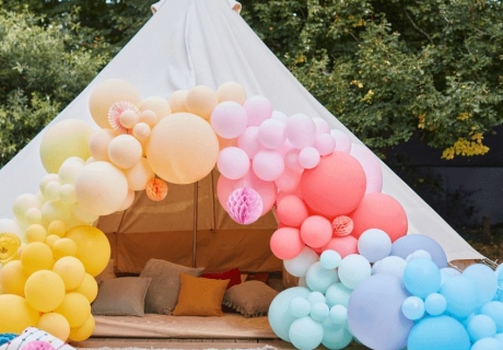 Ein gemütliches Gartenzelt mit prächtiger Ballongirlande als kleines Highlight auf der Gartenhochzeit