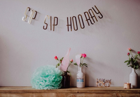 Diese und viele weitere Schriftzug-Girlanden für Brautpartys, den Polterabend und die Hochzeit findet ihr in unserem Shop © Julia Löhning Fotografie