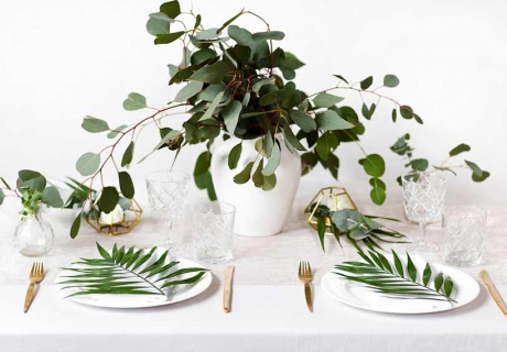 Kombiniere grüne Pflanzen mit Hochzeitsweiß und goldenen Akzenten