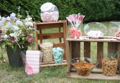 Richte die Snacks auf der Candy Bar zur Hochzeit schön an