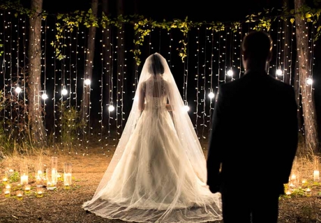 Lichtspots und Lichterketten sorgen zur Moody Hochzeit schnell für eine traumhaft romantische Stimmung