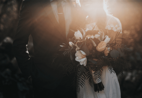 Kreatives Hochzeitsfoto mit Blumenstrauß und Sonnenlicht (c) Nathan Dumlao