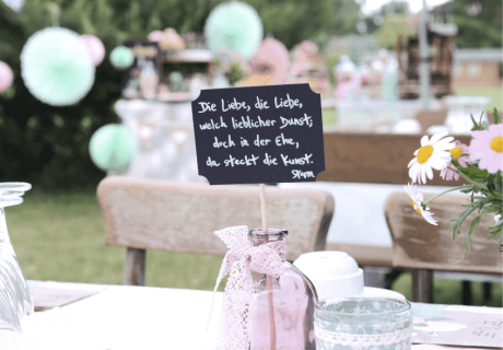 Tischdeko-Idee für die Gartenhochzeit - auf jeden Tisch ein Spruch über die Liebe (c) Nadine Barthold