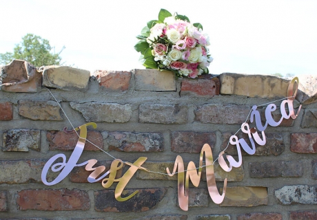 Girlanden und kleine Deko-Details sind auch bei der standesamtlichen Hochzeit schön