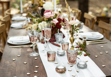 Schmücke den Hochzeitstisch mit Kerzenhaltern, Blumen und anderer Dekoration