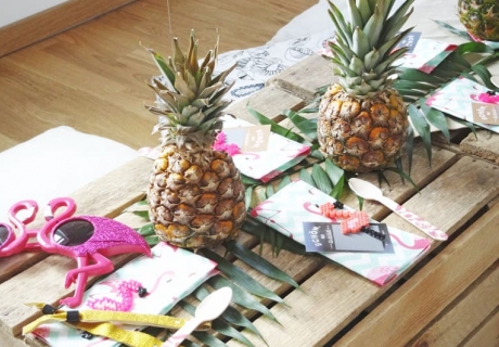 Tropische Tischdeko mit Flamingo, Ananas und grünen Pflanzen © Steffi's Hochzeitsblog