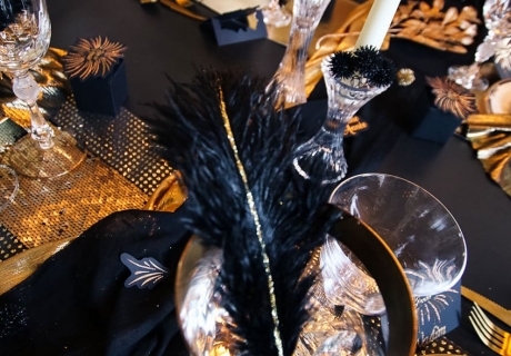 Schwarzer und goldener Metallic-Glanz sowie Federn sorgen auf dem JGA mit Twenties Motto für die passende Deko. (c) Nicolas Broquedis.
