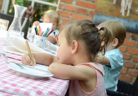 An einem Basteltisch können sich Kinder auf der Hochzeit nach Herzenslust austoben