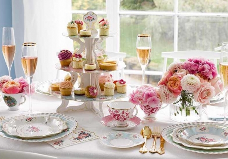 Der Kaffeetisch zur Landhochzeit wir mit Porzellangeschirr und filigranen Blütenmustern gedeckt