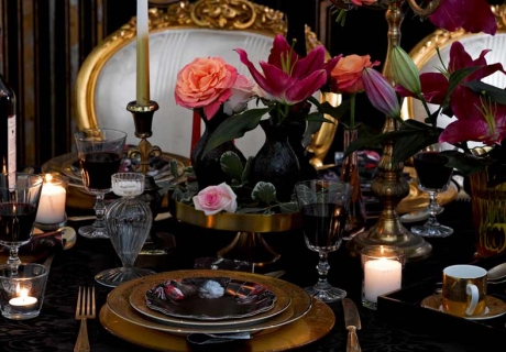 Zur Moody Hochzeit wird der Tisch opulent und fürstlich dekoriert