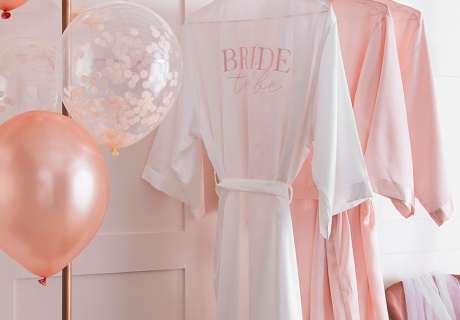 Praktisch - den zur JGA Spa Night geschenkten Morgenmantel kann die Braut auch zum Getting Ready am Hochzeitsmorgen tragen