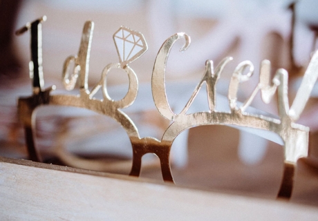 Die Photobooth-Brille in glänzendem Gold macht euch zur perfekten Brautparty-Crew! © Julia Löhning Fotografie