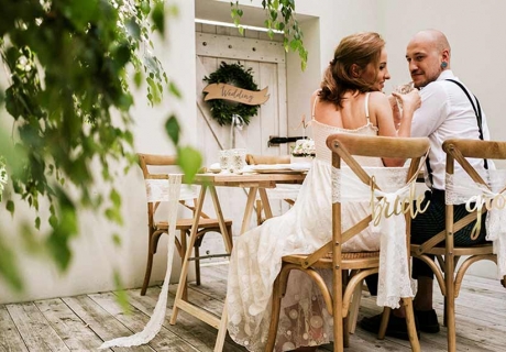 Kombiniere für deine Hochzeit die natürlich rustikalen Deko-Elemente mit kleinen Gold-Details