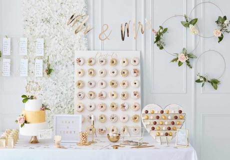 Ein garantierter Hingucker: die große Donut Wall für deine Hochzeit