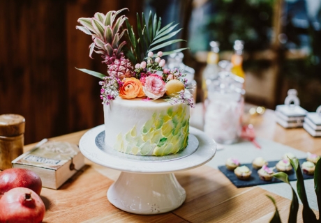 Brush-Stroke Torte mit Früchten als Highlight auf deinem Sweet Table