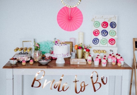 Ein herrlicher Sweet Table zur Brautparty mit süßen Leckereien in den Trendfarben Pink, Mint, Lila und glänzendem Gold © Julia Löhning Fotografie