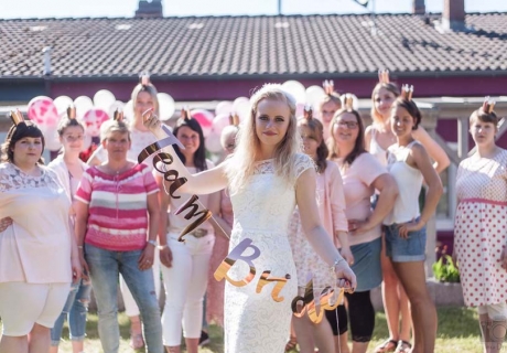 Zum JGA tolle Stimmung mit Team-Bride-Girlande (c) Tinka Dreyer Fotografie