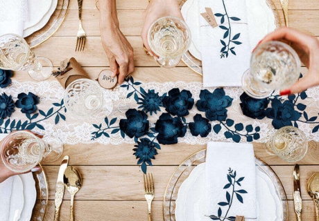 Bei der Tiny Wedding können alle gemeinsam an einem Tisch feiern und genießen