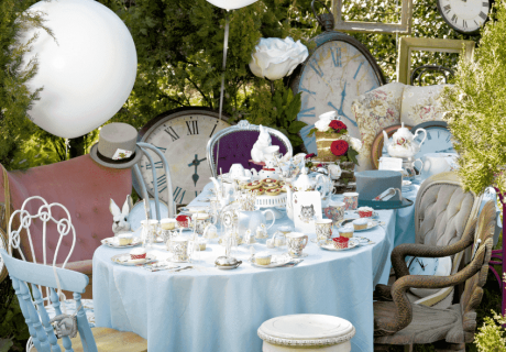 Gartenhochzeit als Tiny Wedding im Alice-im-Wunderland-Teeparty-Stil