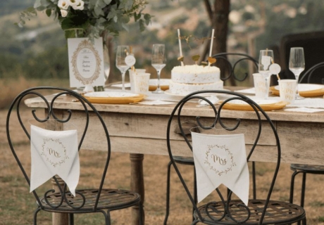 Schön einheitlicher Hochzeitslook in Gold und Weiß für die kleine Hochzeit