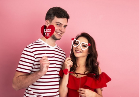 Romantischer Spaß am Valentinstag, an den man sich erinnert - warum nicht mit passendem Photobooth-Zubehör?