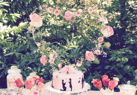 Wunderschön romantisch zur Verlobungsfeier: Rosa Torte mit Herz-Kranz aus Rosen © evi_melcher93