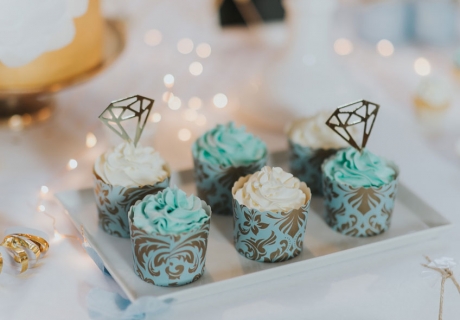 Goldene Diamanten verleihen den winterlichen Hochzeits-Cupcakes eine extra Portion Glam (c) Svetlana Kohlmeier Fotografie