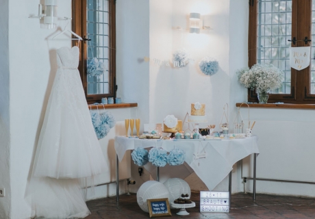 Winterhochzeit-Eleganz mit Deko in Weiß und Blau - goldene Details bringen Wärme ins Bild (c) Svetlana Kohlmeier Fotografie