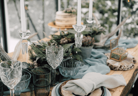 Hochzeitstisch mit festlicher Dekoration in Winterfarben